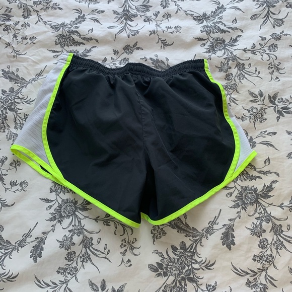 Women’s M Nike shorts - Picture 2 of 3